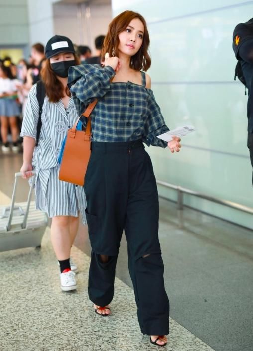 蔡依林机场秀穿了一件这样的内衣,网友:是拿丁字裤改的吗?