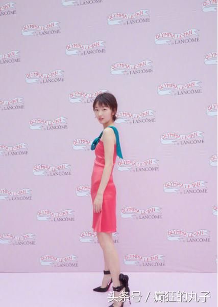 周冬雨身穿紫色长裙再现“飞机场”，网友：没看点就不要穿了