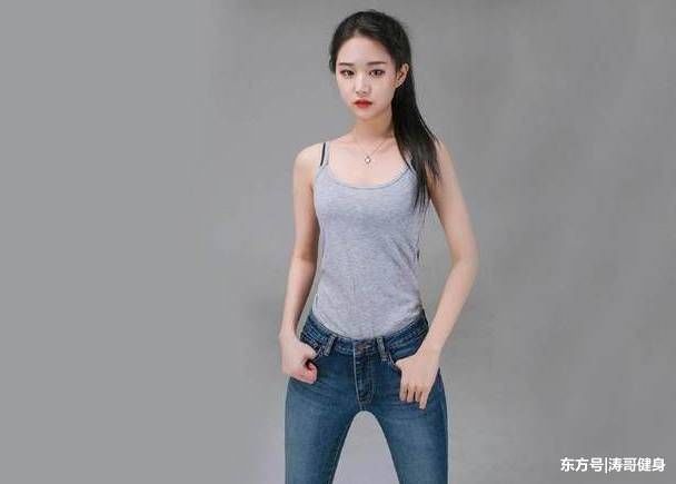 路人街拍，紧身打底裤的小姐姐，健身的身材完美体现