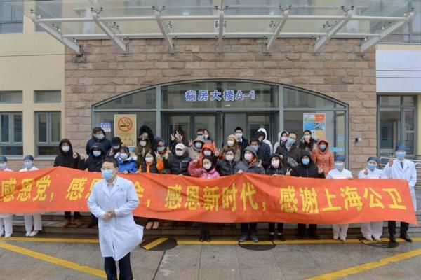  集体：上海34名新冠肺炎患者集体出院 其中有2个孩子