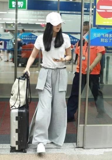 44岁王艳厉害了，这么肥的裤子套上去也不掉，网友:胖出新天际