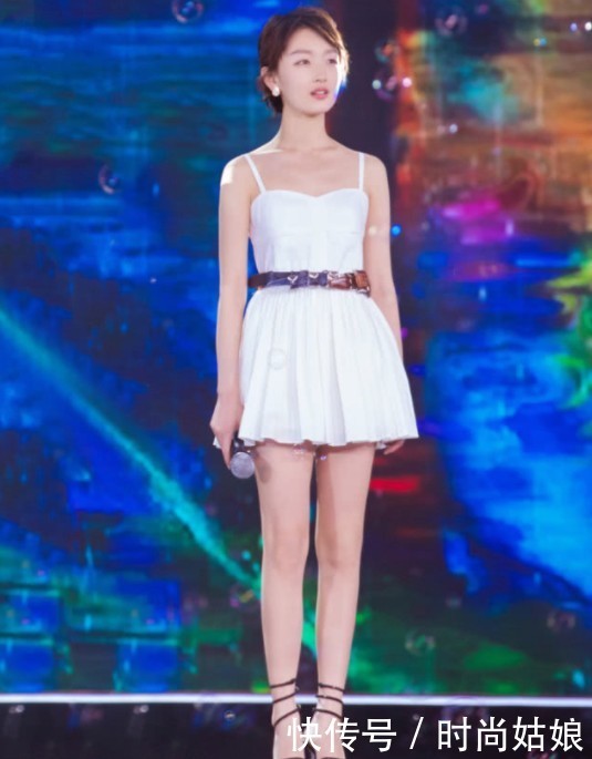 周冬雨穿一袭白裙变身小学生，排骨胸和扁塌臀也可以美出新时尚！