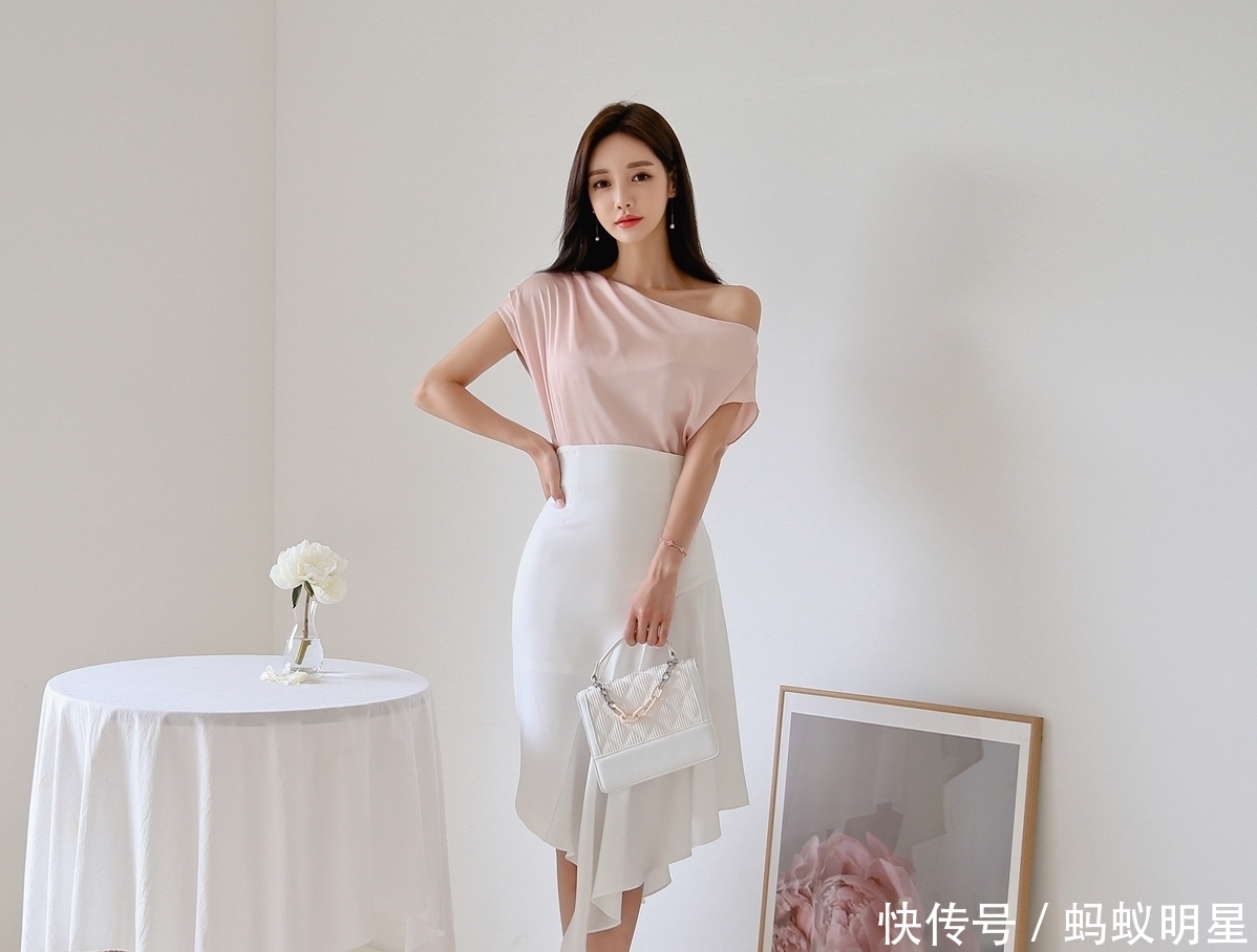  美女@美女你这裙子，就是为了转的吧