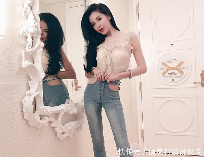 街拍： 搭配超短牛仔裤小姐姐的，身材匀称雪白大腿让她很自信!!