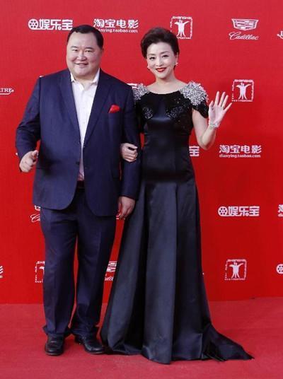 44岁董卿与49岁杨澜，同走红毯，一个性感撩人，一个优雅大气