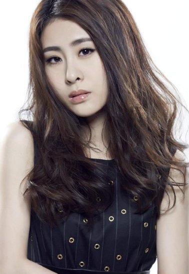 张碧晨太奇葩了，满腿都是小疙瘩还敢穿短裙，网友:到底怎么想的