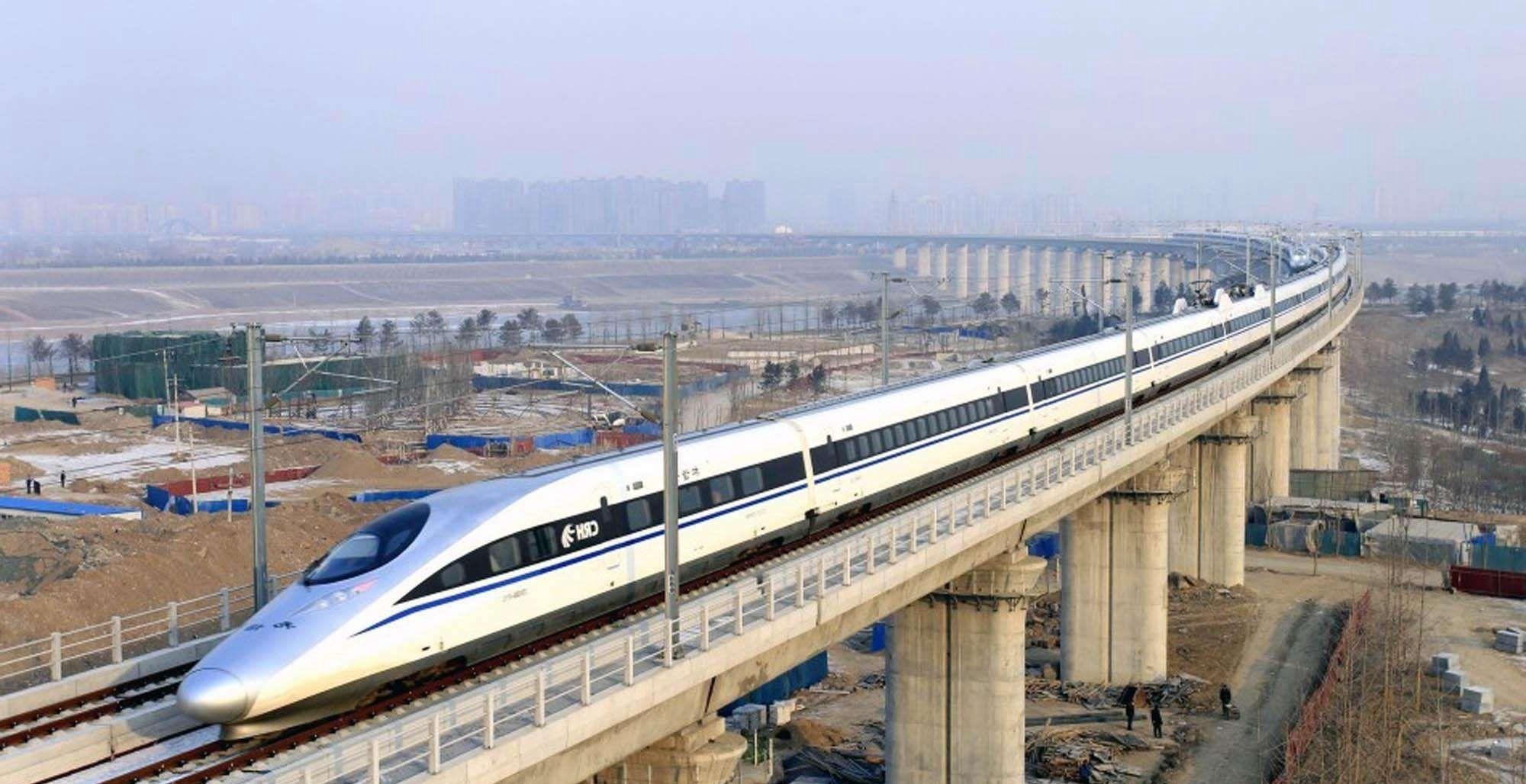 广东即将开建的高铁，全长449公里，耗资998亿，时速350公里