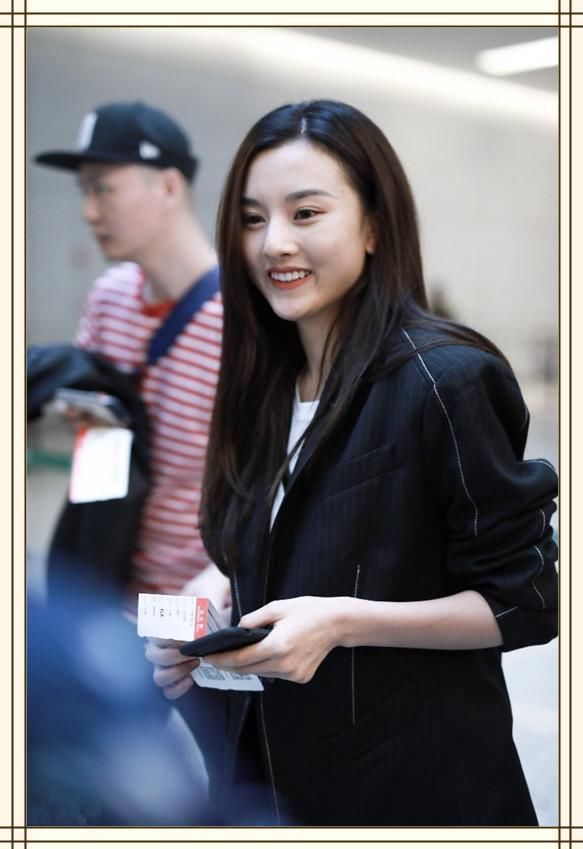 看了白百何的西装,再看宋祖儿,才知年龄根本无法和气质相提并论