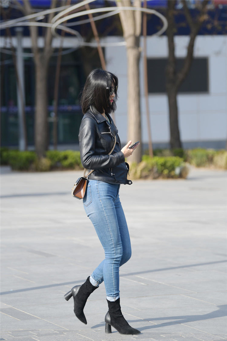  气质：街拍：小姐姐走路的姿态昂首挺胸，自带着一种自信的气质