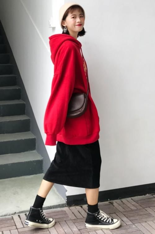 「紧身裤」春天卫衣别搭紧身裤了,如今网红都爱“chic风”,又潮又个性