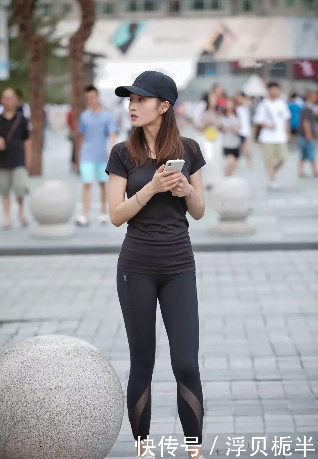 女人|真正聪明的女人,穿打底裤从不配短裙,时髦个性又显瘦!