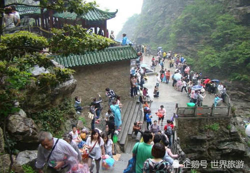 我国著名景区“坑游客”，强买强卖套路深，不掏钱不让走！