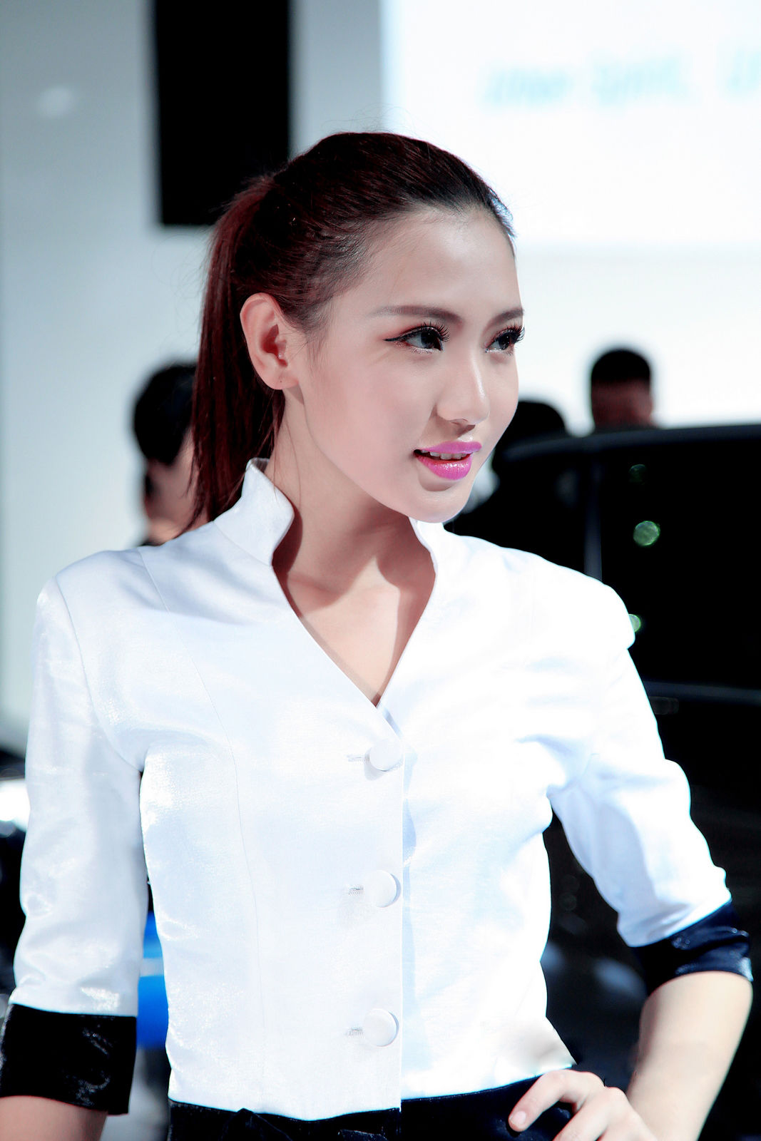 街拍:各式短发美女出街的搭配，这样穿你也可以很吸睛!