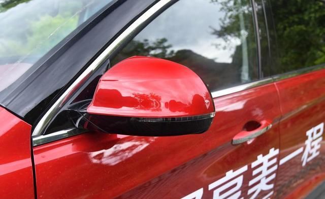  双色拼接：东风再亮“杀手锏”，比哈弗H6漂亮，百公里7个油，6.99万起