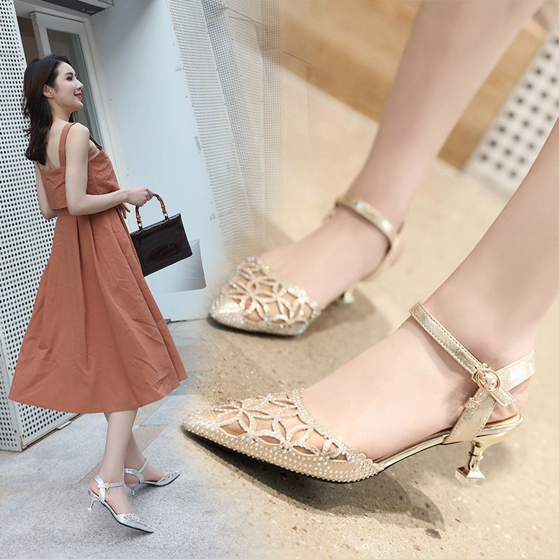 每个女神都有一双这样的尖头高跟鞋，显高挑，优雅气质轻松穿出来