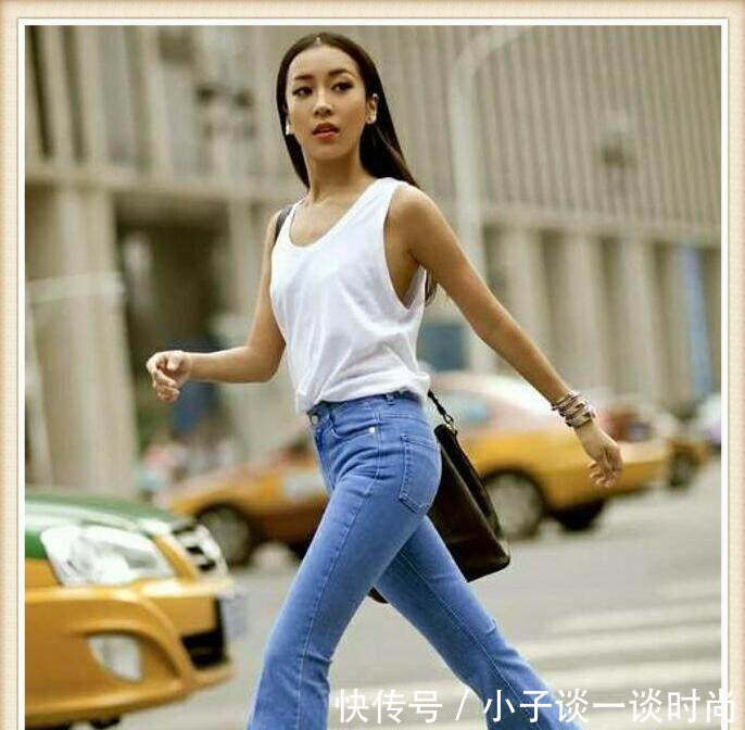 喇叭牛仔裤勾勒出精致美女的傲人曲线，下身线条看起来迷倒众生