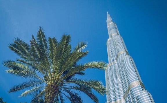 请您欣赏：世界第一高楼——哈利法塔，高达828米