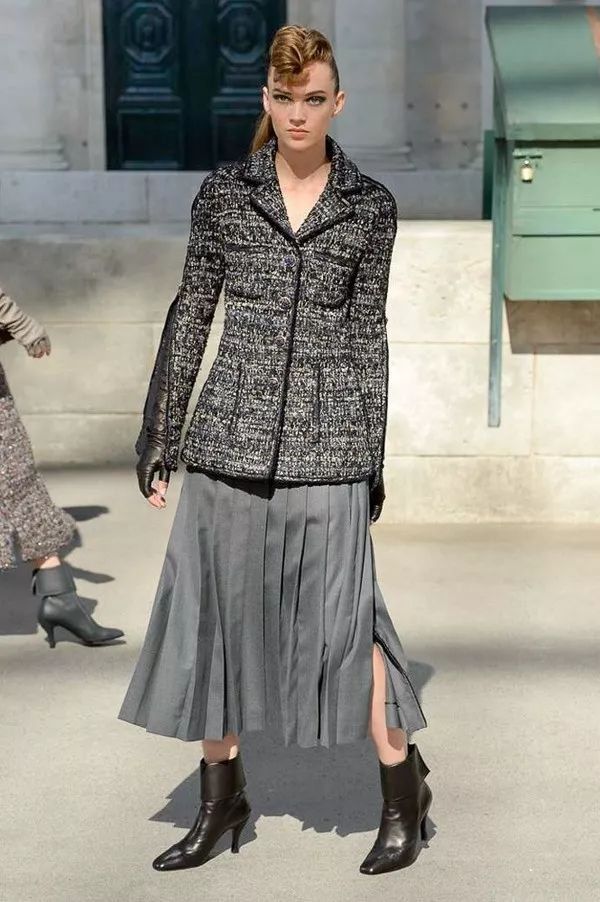 我们在巴黎大皇宫变的书报亭里问了周迅和刘雯一些小秘密……