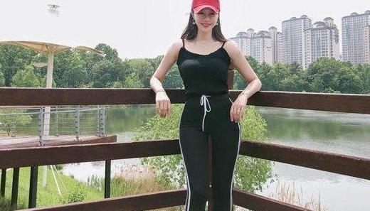 穿打底裤显得十分干净利落,搭配显得活力十足!