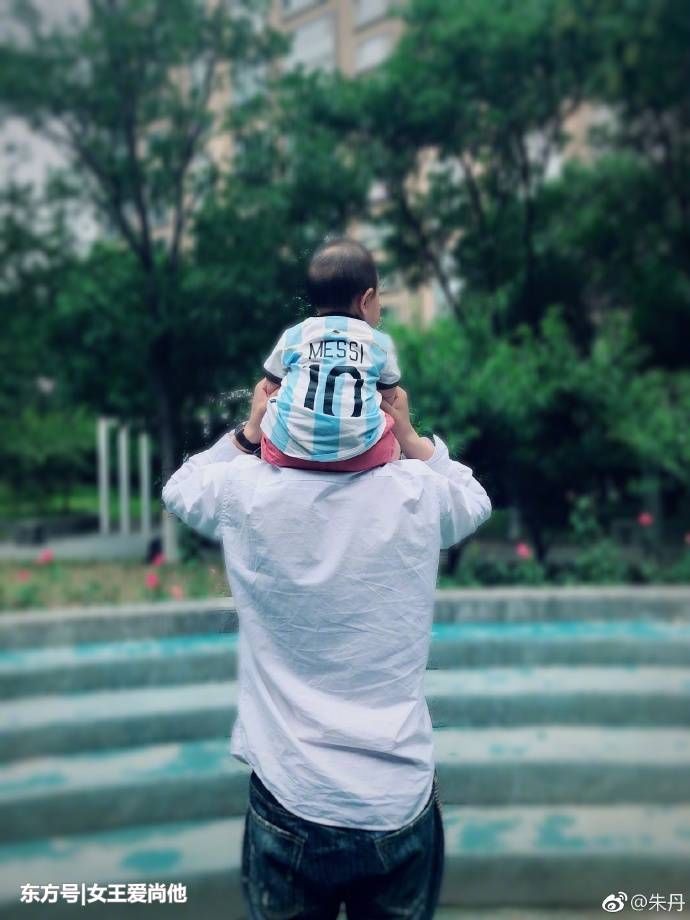 朱丹晒女儿坐爸爸肩膀照,嘲讽造谣者:这个女人,还坐他肩膀上呢