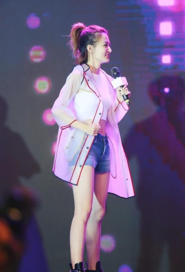 徐璐真敢穿，室内穿雨衣跳舞？还有这小腰露的真性感！