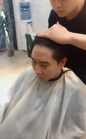 头发很少的大叔想剪个新发型，剪完之后年轻十岁居然还撞脸王思聪