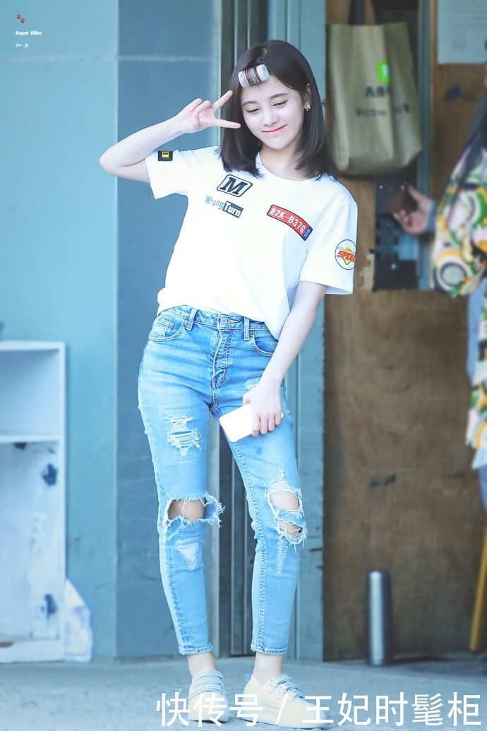 鞠婧祎穿绑带短裤现身，一走路就尴尬了！网友：腿短是硬伤！