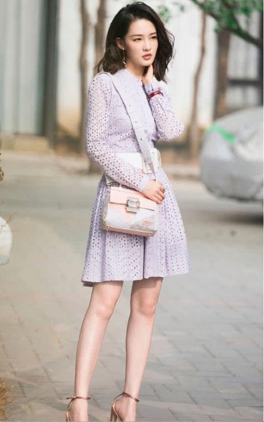 做女星不易，李沁为让腿更美穿“木棍鞋”，脚背和脚趾成90度!