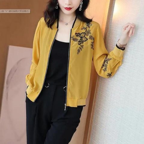 #女人#手臂粗女人看过来！适合31-65岁女人穿的“黑白衫”，遮肉又减龄