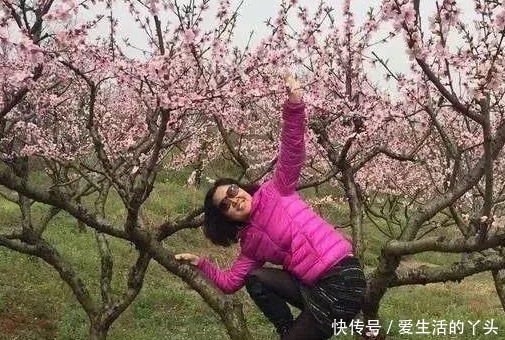 当中国大妈遇到日本大妈，一个惹人烦，一个人人夸