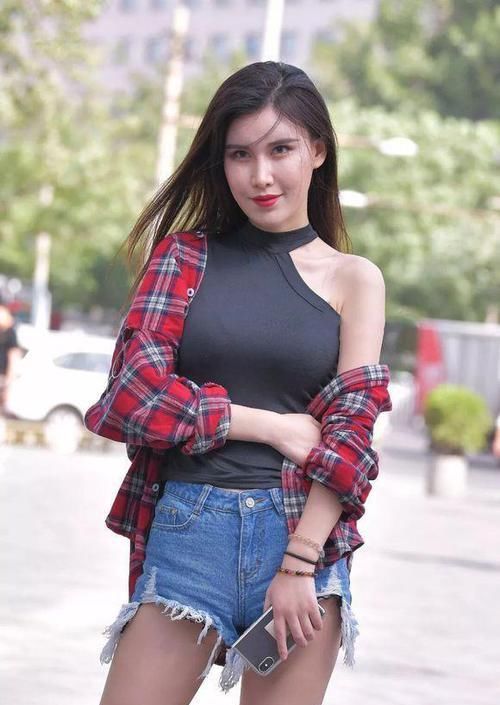  款式：街拍：小姐姐镂空靴和高跟鞋搭配衣服，款式非常新颖独特