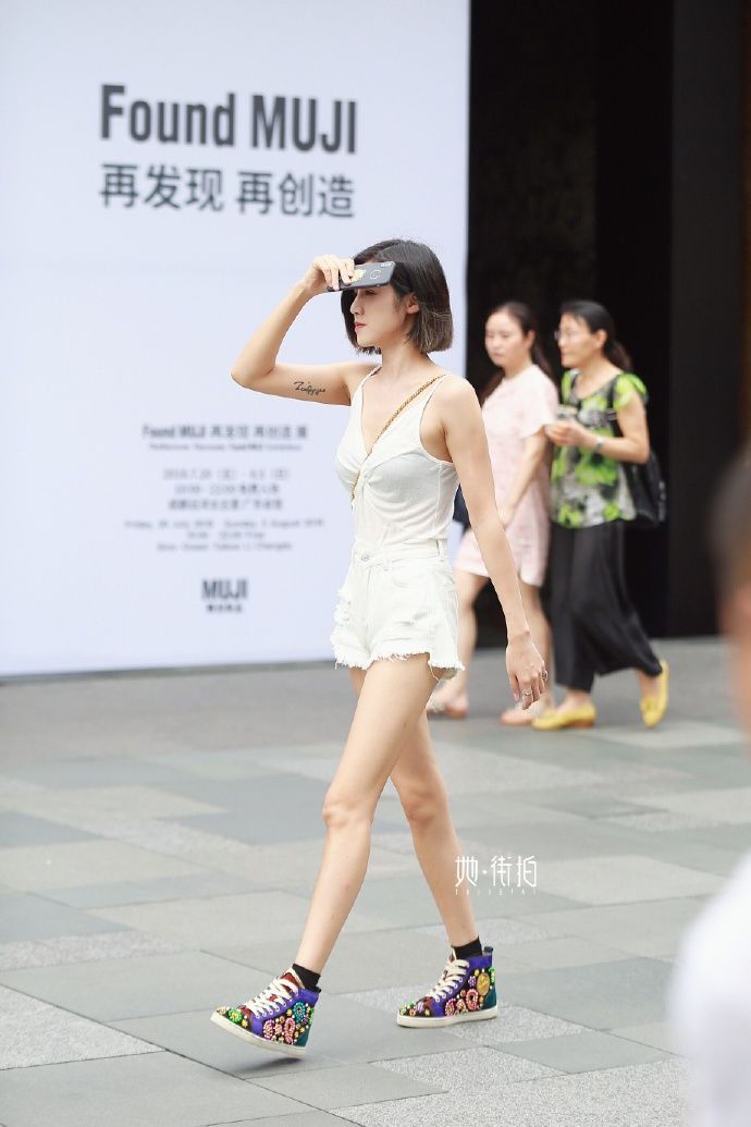 街拍北京:长得好看，穿的越简约就越时尚，轻松展示出女神范儿!