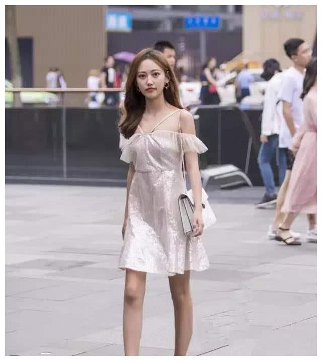 街拍：气质小姐姐红色的修身上衣，凸显女人成熟魅力