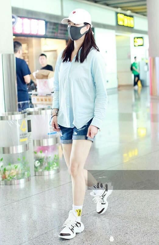 暴瘦20斤后的蒋欣终于露面，穿衬衫裙现机场，这张脸简直不敢评价