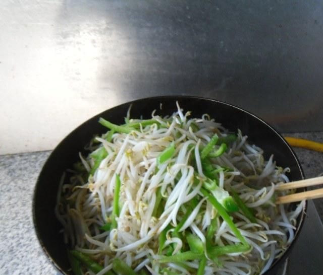 『烹制』青椒炒豆芽,豆芽可以单独烹制,加绿色的青椒,主要是搭配色泽