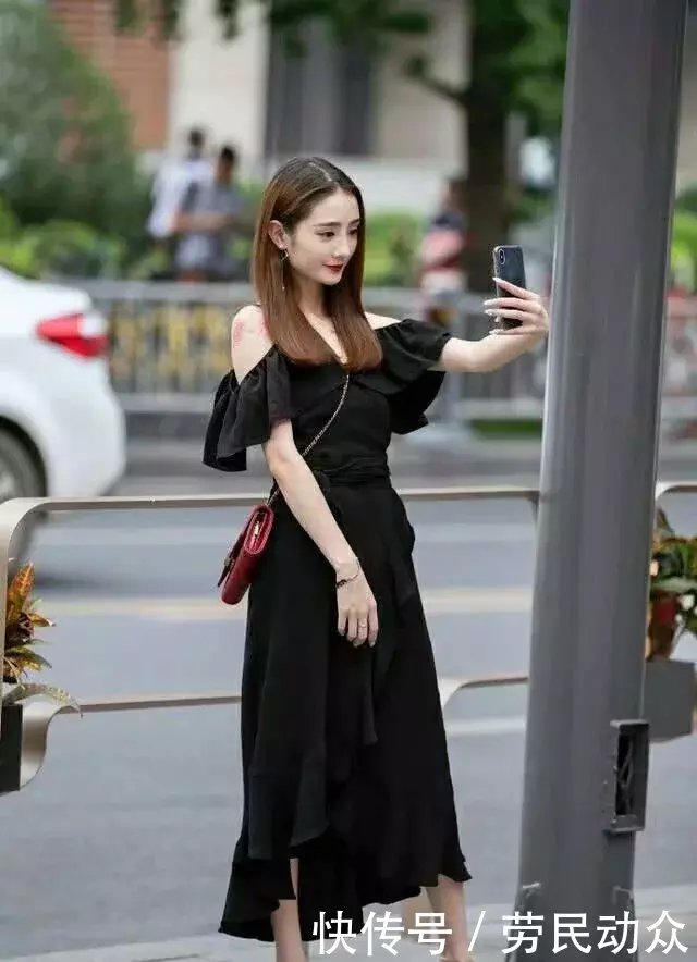 街拍：身材曼妙大长腿的小姐姐，穿着迷人修身性感光鲜！