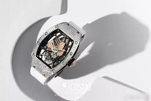 手腕上挂着一百万是什么感觉？鹿晗关晓彤知道