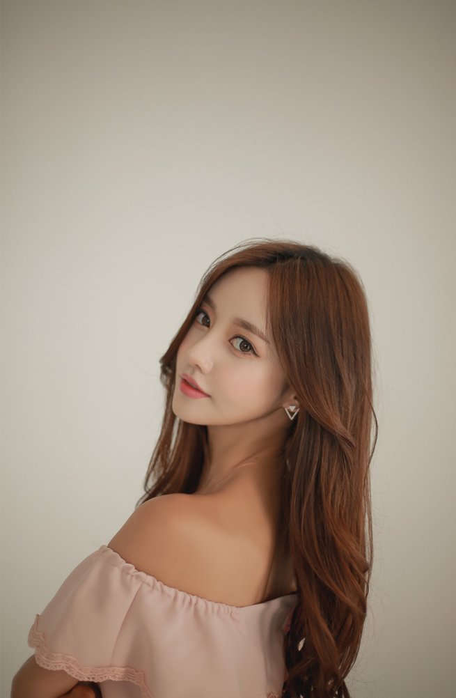 美女时尚穿搭:园艺刺绣边抹胸恬静曼妙洋裙