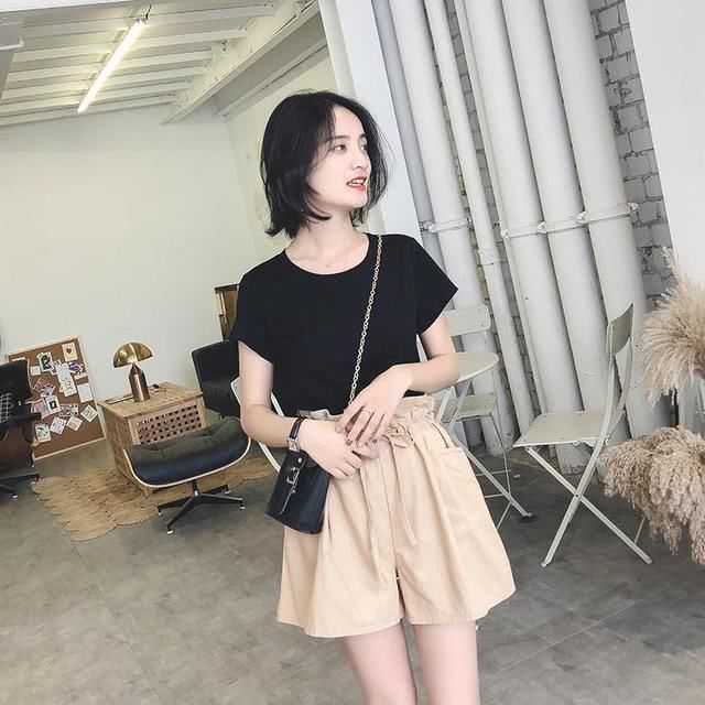 矮个子的我只穿短裤套装，清爽显高有格调、比拖地长裙可要美好多