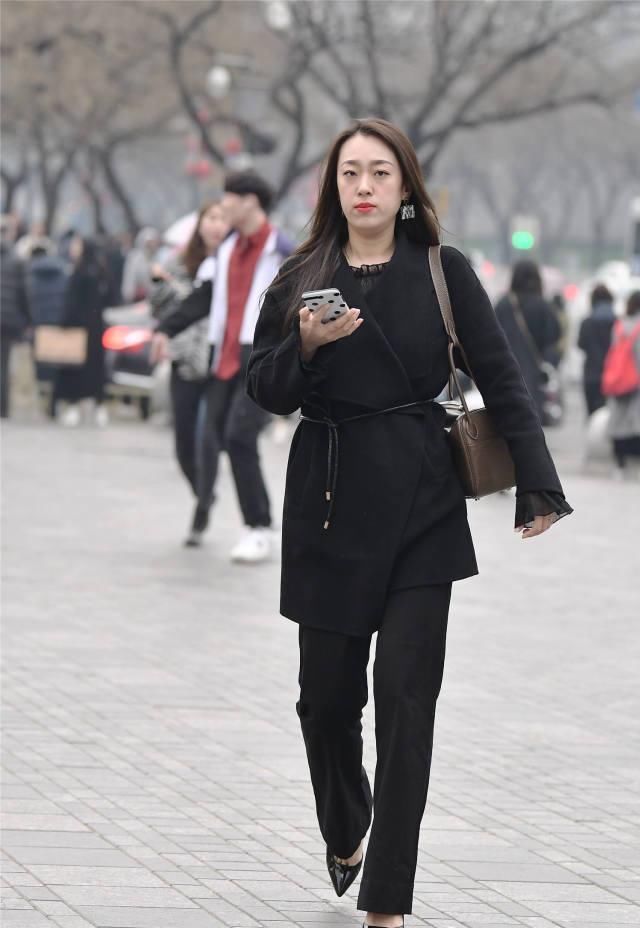  『位美女选择一』春天逛街，时尚姑娘选择一双好看的高跟鞋，粗跟还是细跟的好看