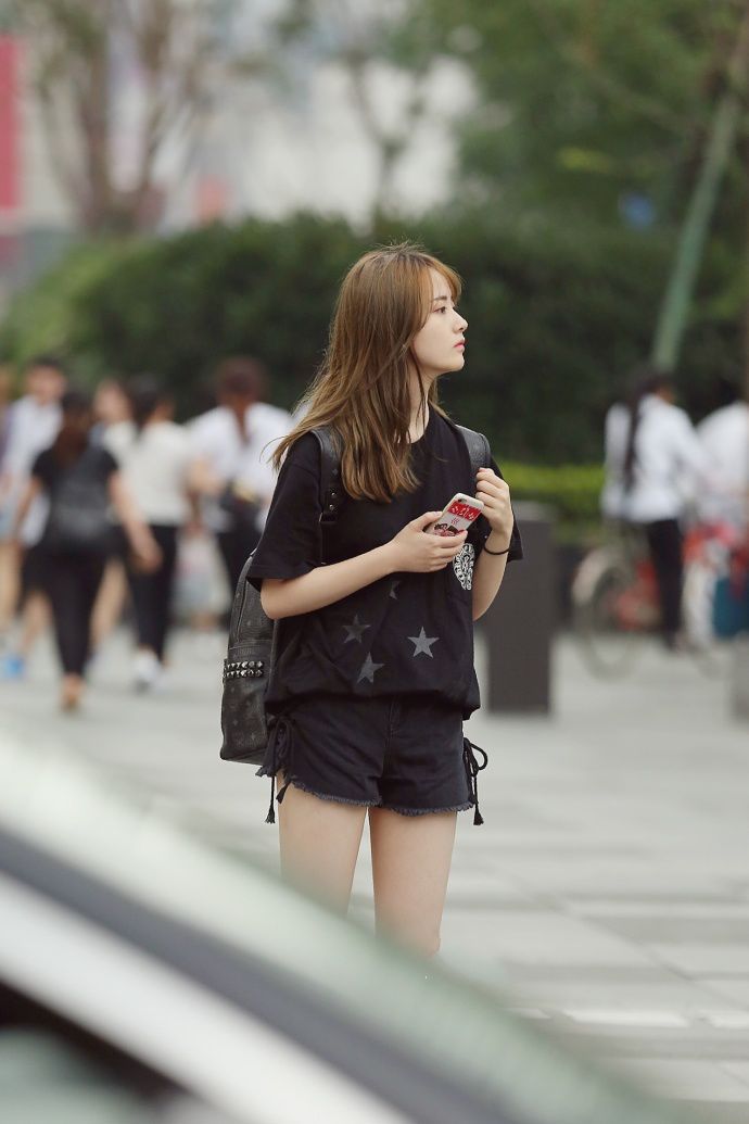 路人街拍：清新的裙子，白皙的美腿，闺蜜上街很吸引人