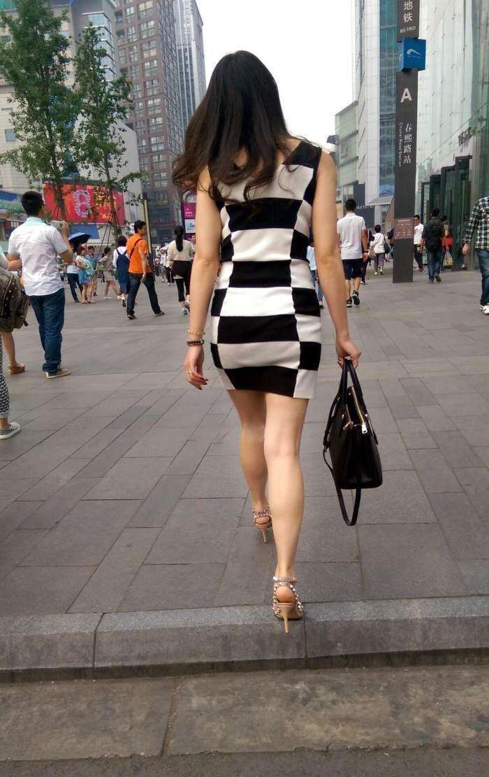 街拍: 180cm的长腿美女, 身材也这么劲爆