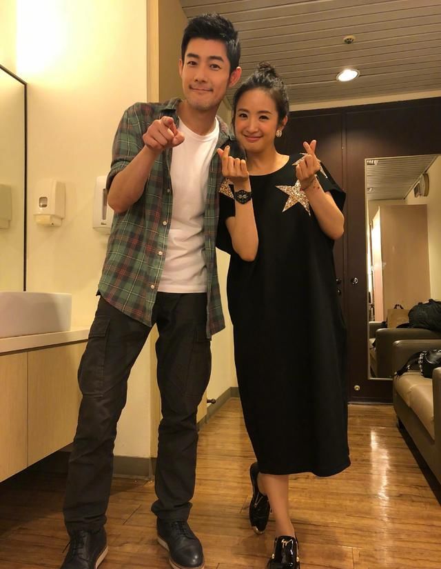 路人镜头下，林依晨胖回娃娃脸重回18岁，却被沈月式身材抢镜！