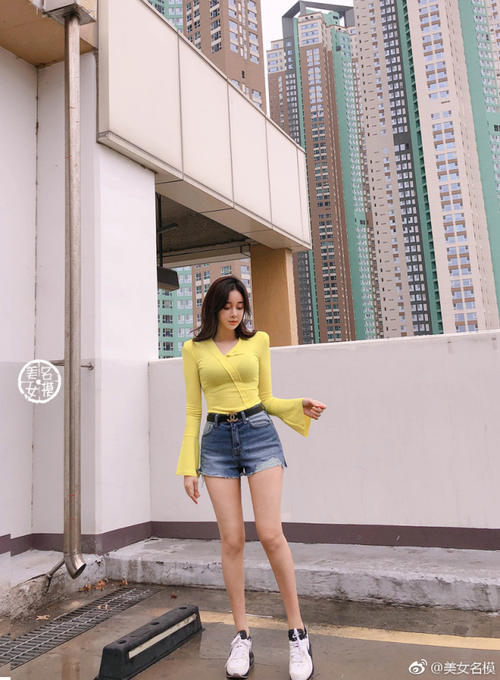 路人街拍，微胖的热裤小姐姐，身材有点好，有点美