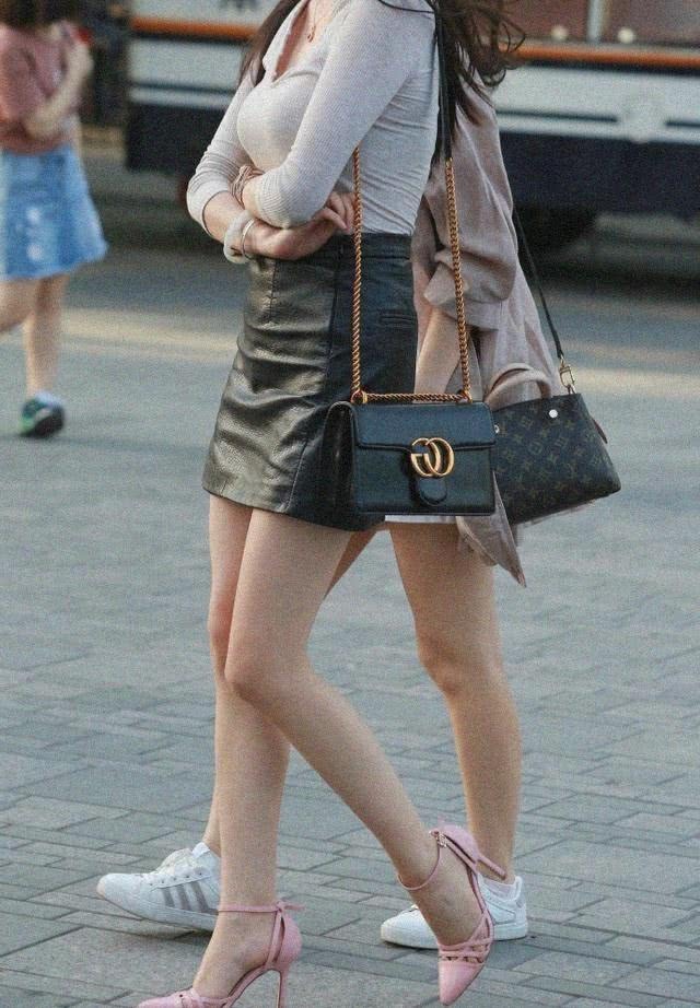 街拍路人，清新优雅，简洁大方的搭配，让你彰显女神的魅力气质