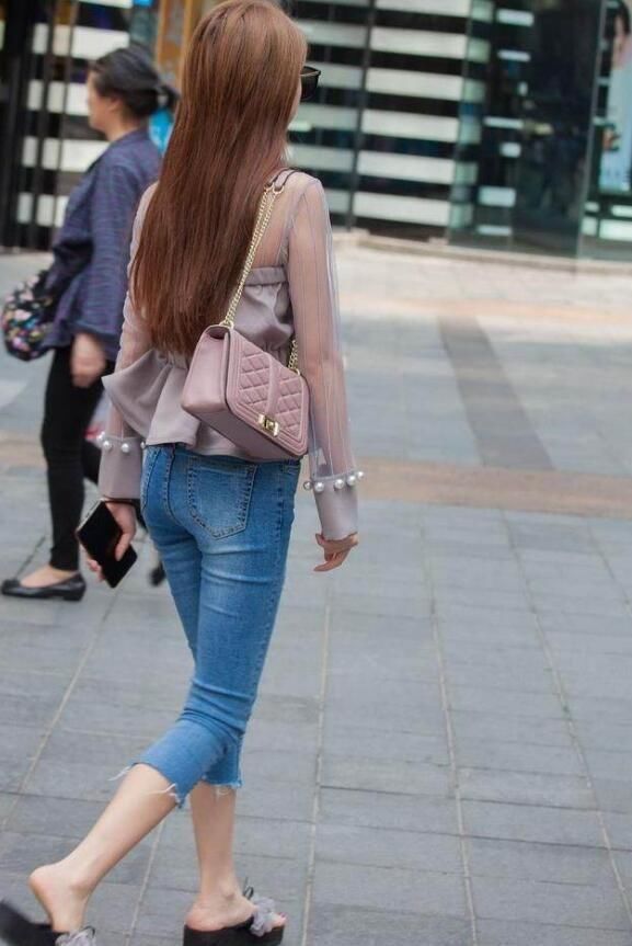 拥有完美曲线的时尚女孩，搭配牛仔裤，秀出紧致身材