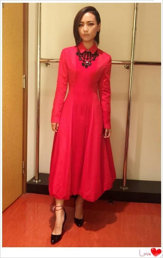 当周笔畅穿上一字肩裙，网友直呼：美炸了！颜值丝毫都不输刘诗诗