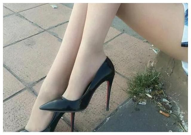 高跟鞋能够散发出一种时尚的魅力，带来清新的感觉，彰显个性韵味