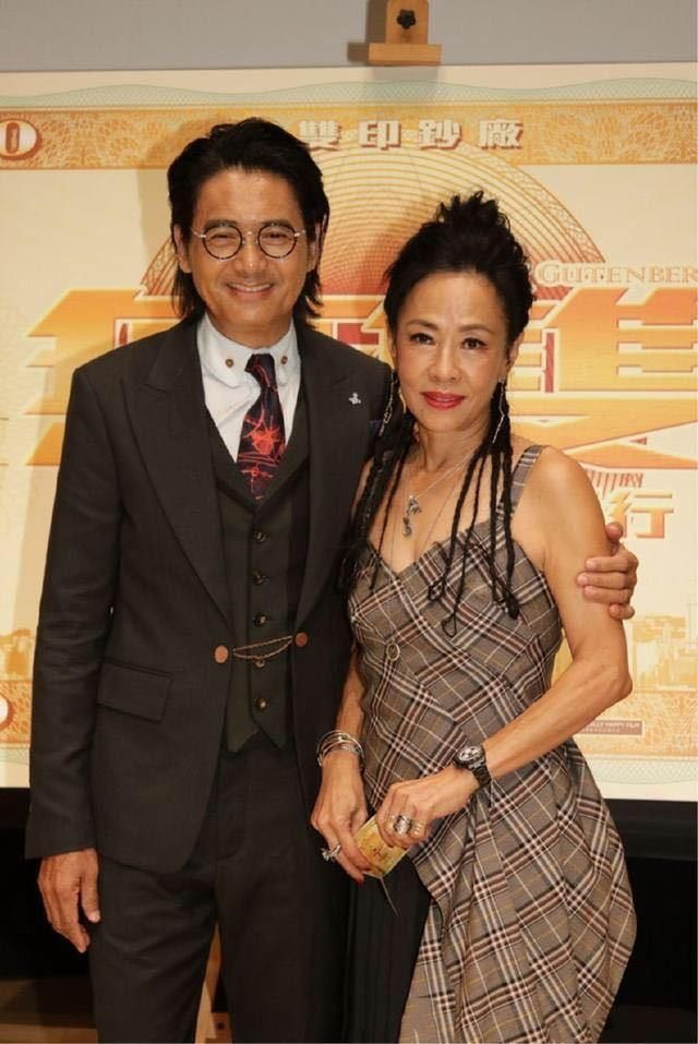 周润发妻子可真时髦，穿吊带裙梳脏辫，59岁潮的飞起！