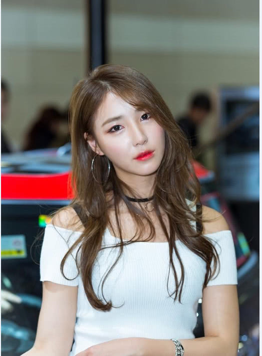 清纯小姐姐火辣红唇迷人知性，随着别人的拍照不停地变换姿势